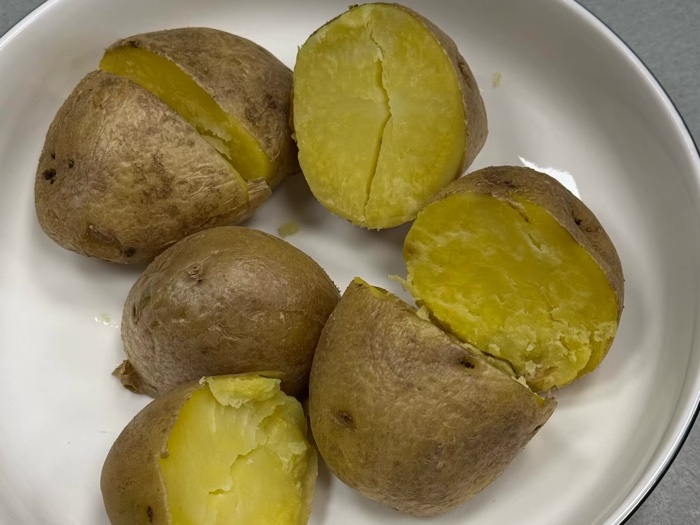 Печена картопля, приготована в мішку